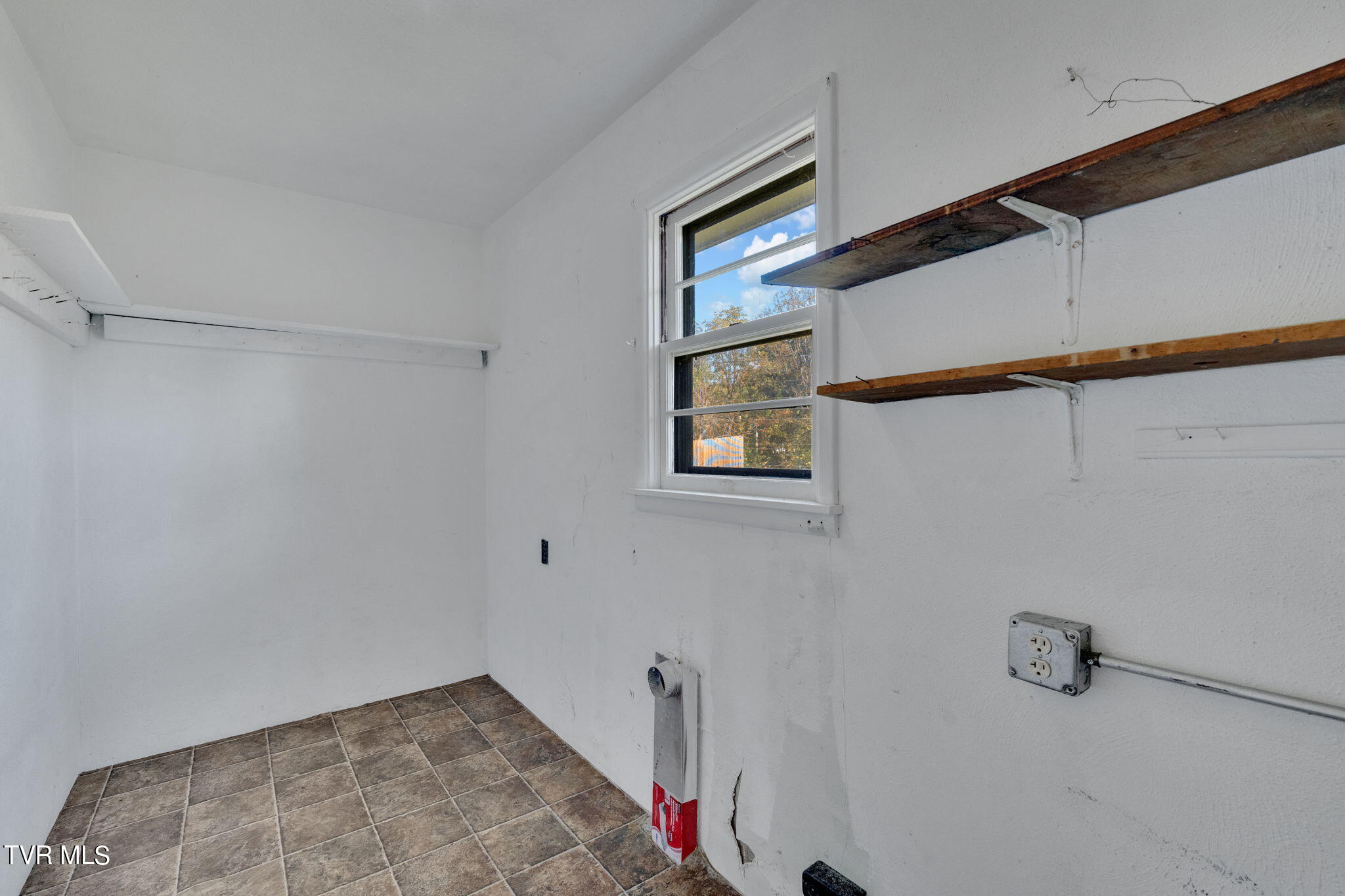 311 Oak Road Bristol, TN 37620 - Photo 6 of 26 6-web-or-mls-JH 20241019-016
