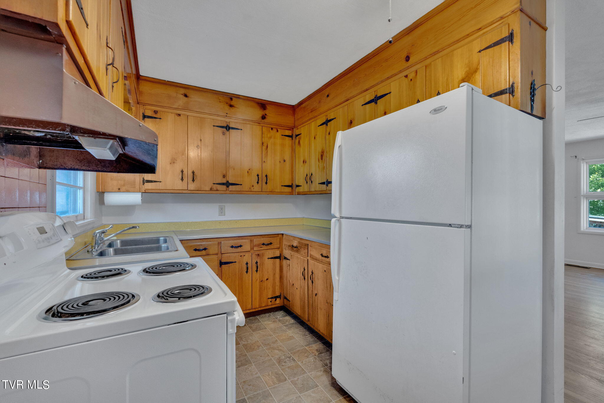 311 Oak Road Bristol, TN 37620 - Photo 8 of 26 8-web-or-mls-JH 20241019-022