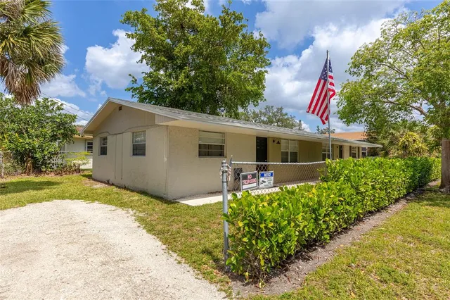 a view of back yard of the house