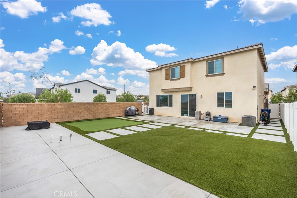 559 Colorado Drive Rialto, CA 92377 - Photo 4 of 41