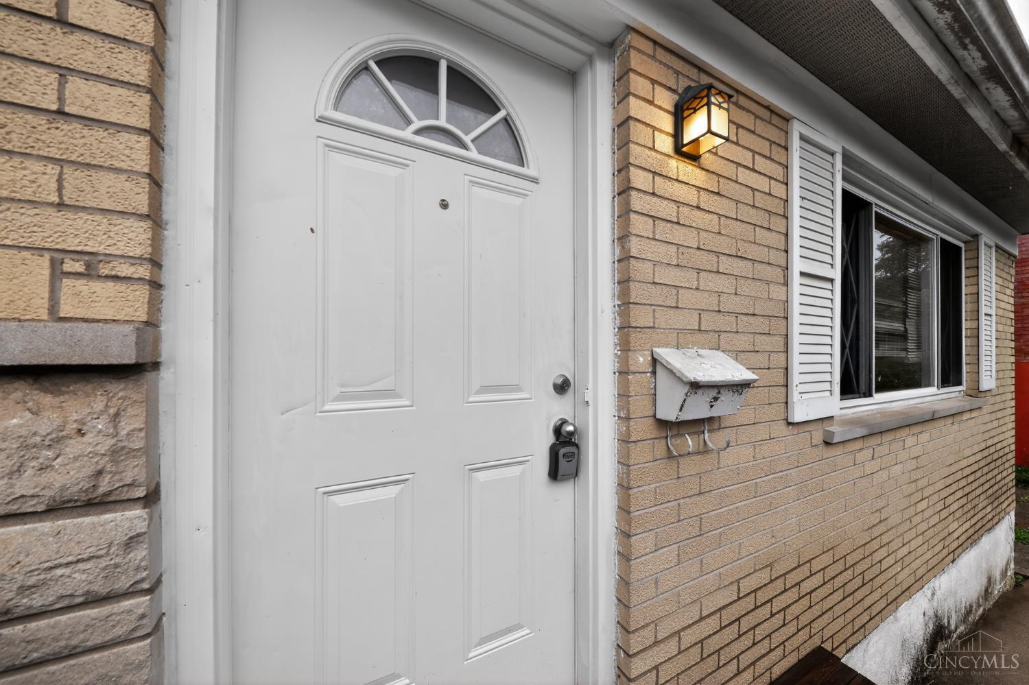 2945 Aquadale Lane Cincinnati, OH 45211 - Photo 5 of 30