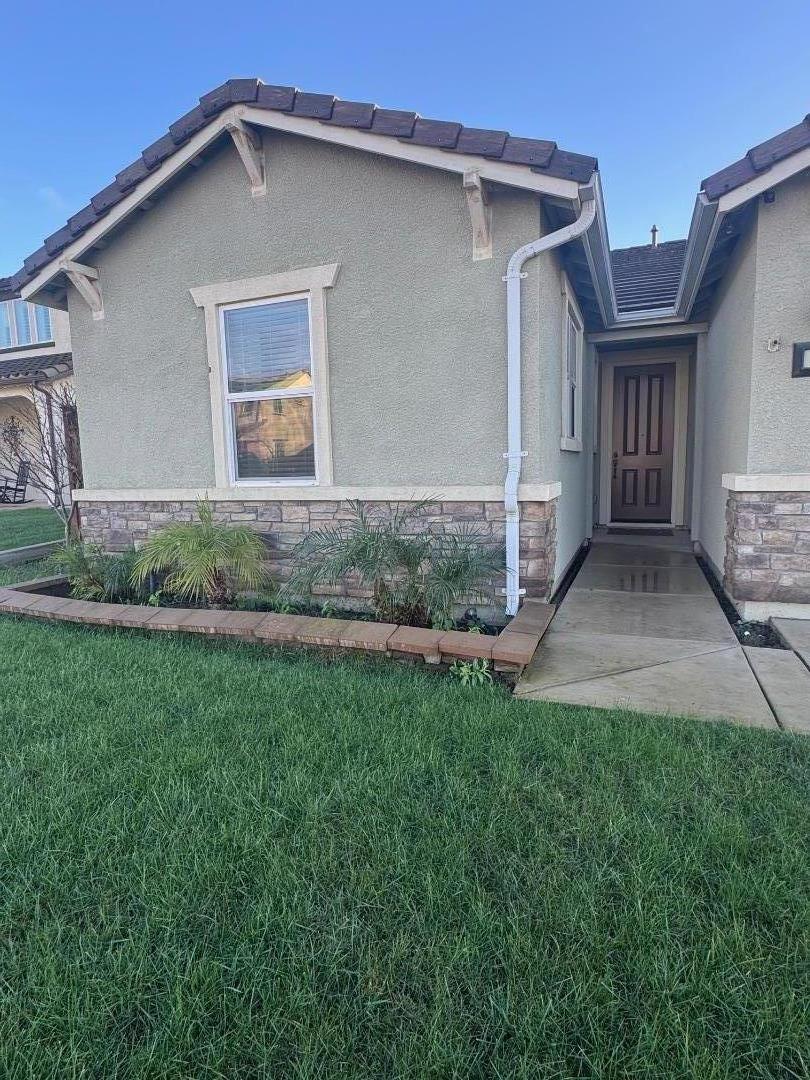638 Robledo Drive Soledad, CA 93960 - Photo 2 of 7 a view of backyard of house with green space