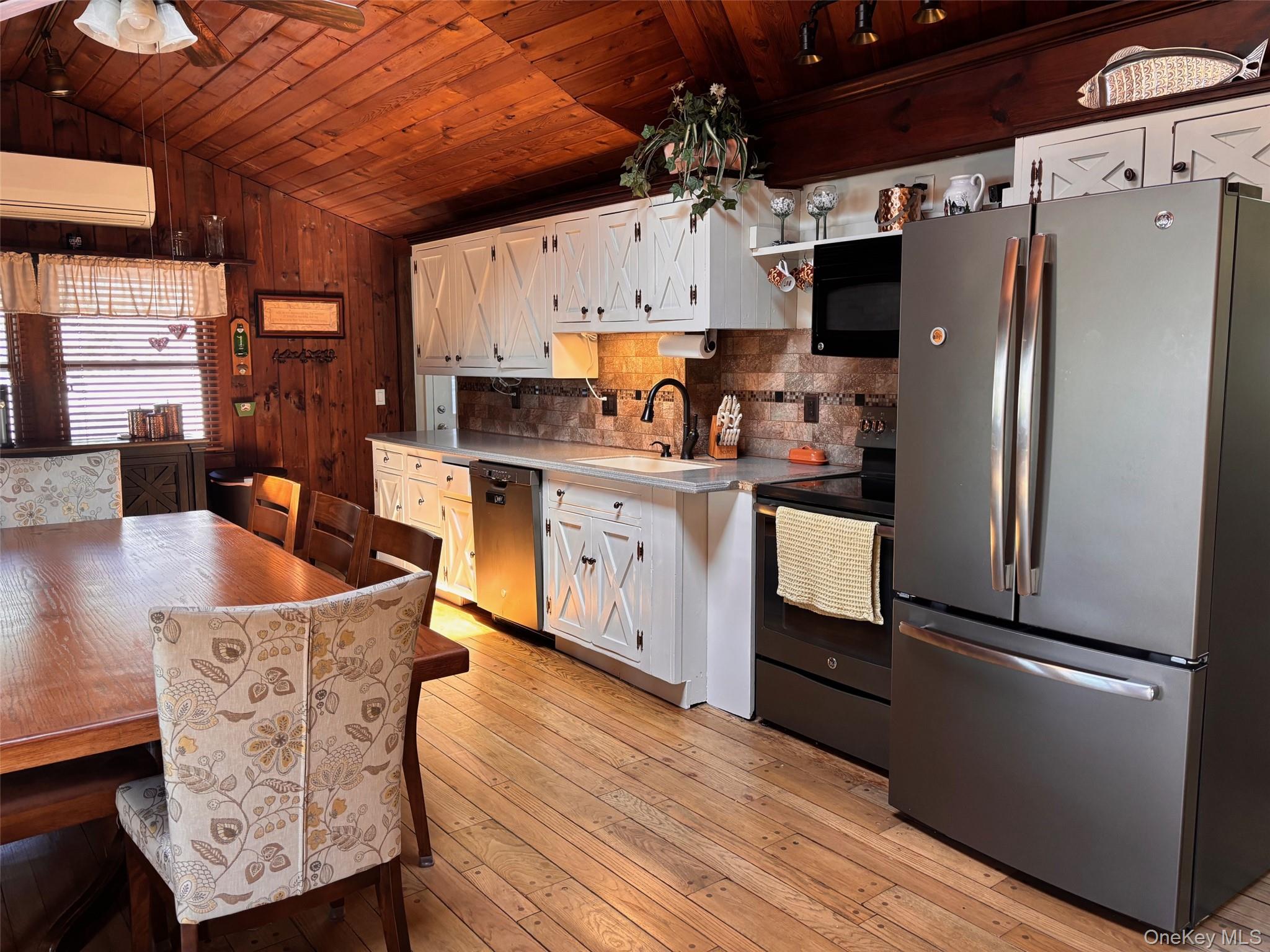 212 Matthews Road Oakdale, NY 11769 - Photo 12 of 38