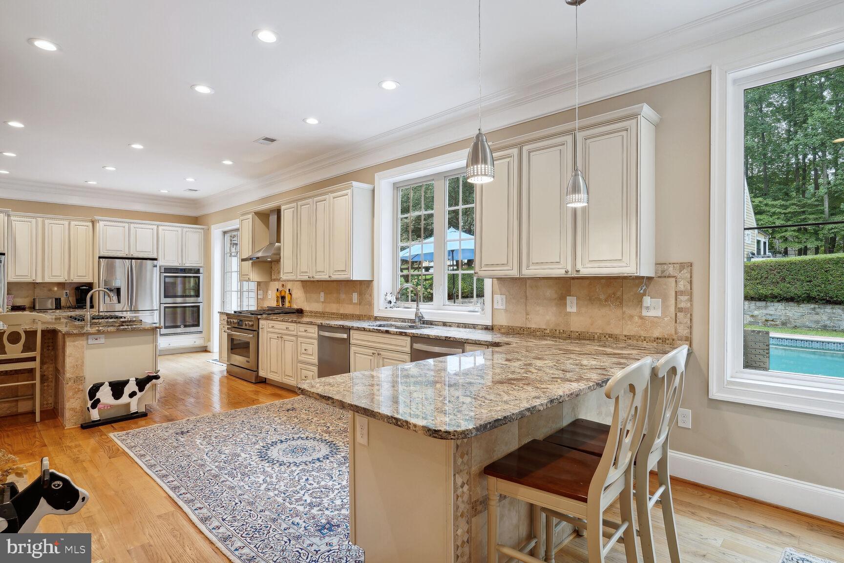 10813 Lockland Road Potomac, MD 20854 - Photo 23 of 73 Breakfast Bar off of Breakfast Room
