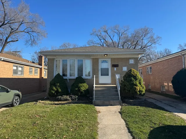 $1,975 | 9855 South California Avenue, Evergreen Park, IL 60805