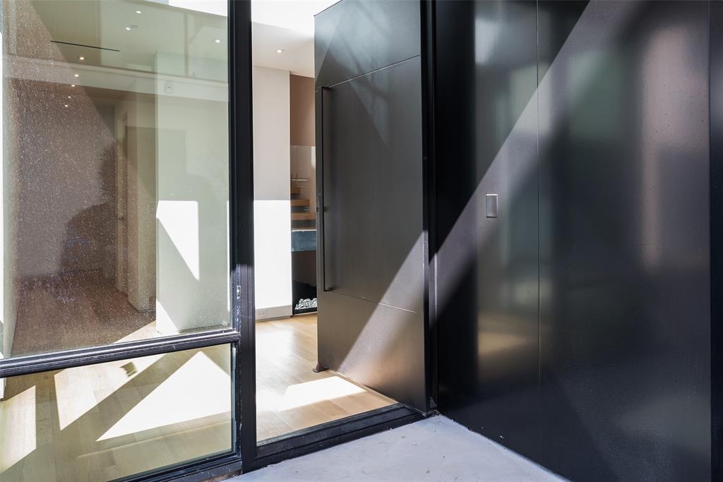 3515 Edgewater Street Dallas, TX 75205 - Photo 4 of 40 a view of entryway
