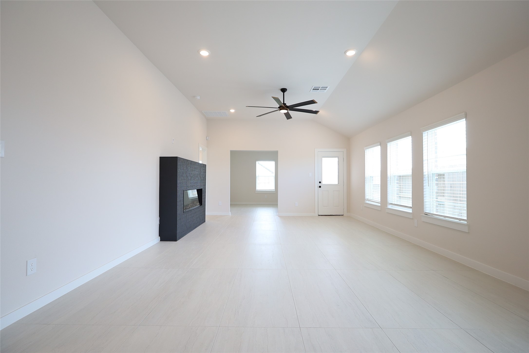 13215 Glacier Vw Lane Rosharon, TX 77583 - Photo 7 of 17 Enjoy high vaulted ceilings.