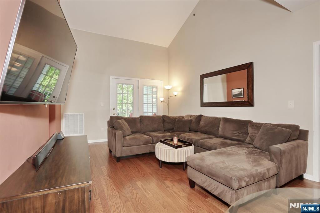 175 Rochelle Avenue, Unit 321 Rochelle Park, NJ 07662 - Photo 9 of 50