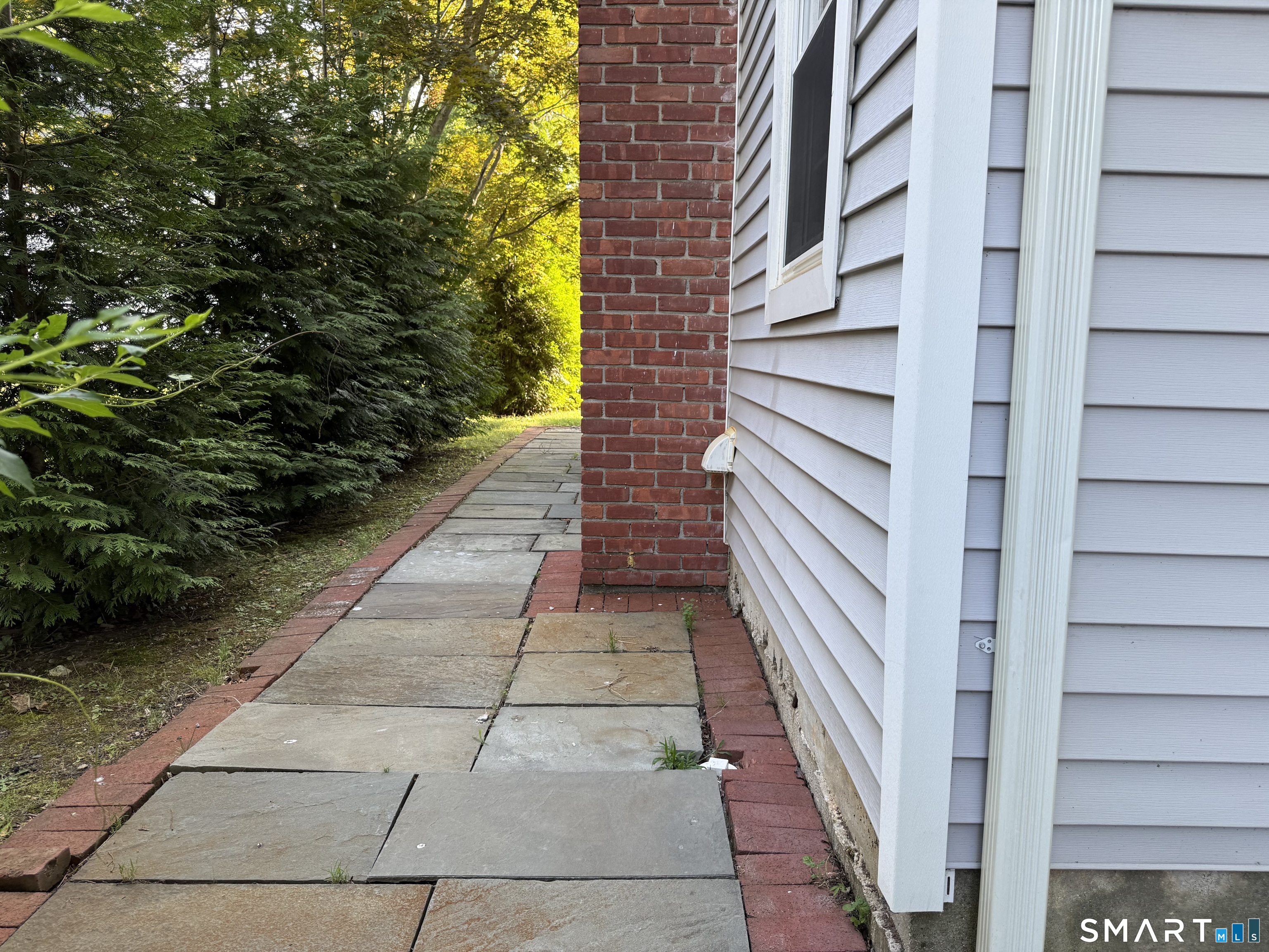 5 Griffith Road Greenwich, CT 06878 - Photo 27 of 34 Paved side walkway connecting the front yard to the backyard.