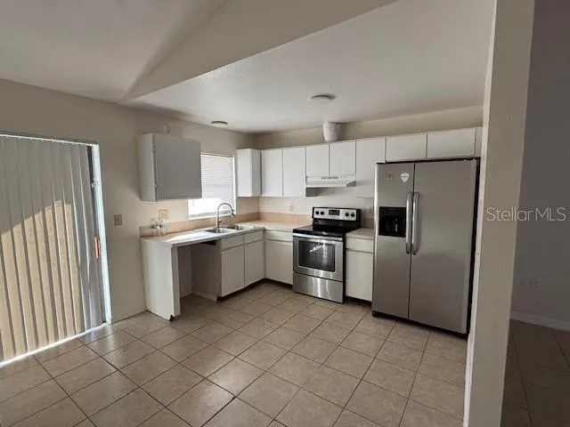 a view of entryway with window