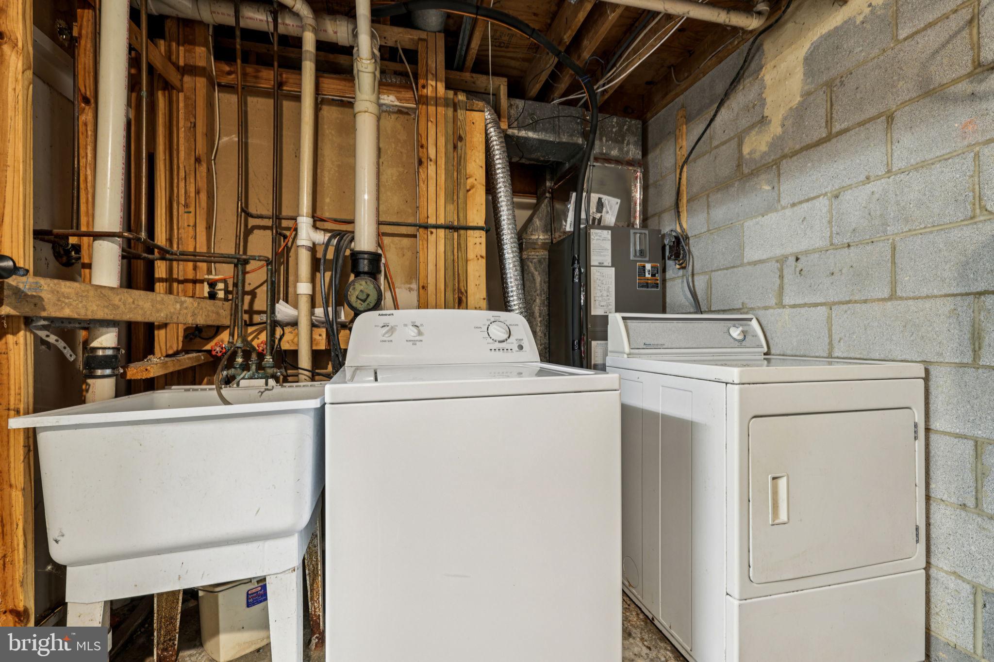 19924 Wyman Way Germantown, MD 20874 - Photo 27 of 47 a utility room with dryer and washer