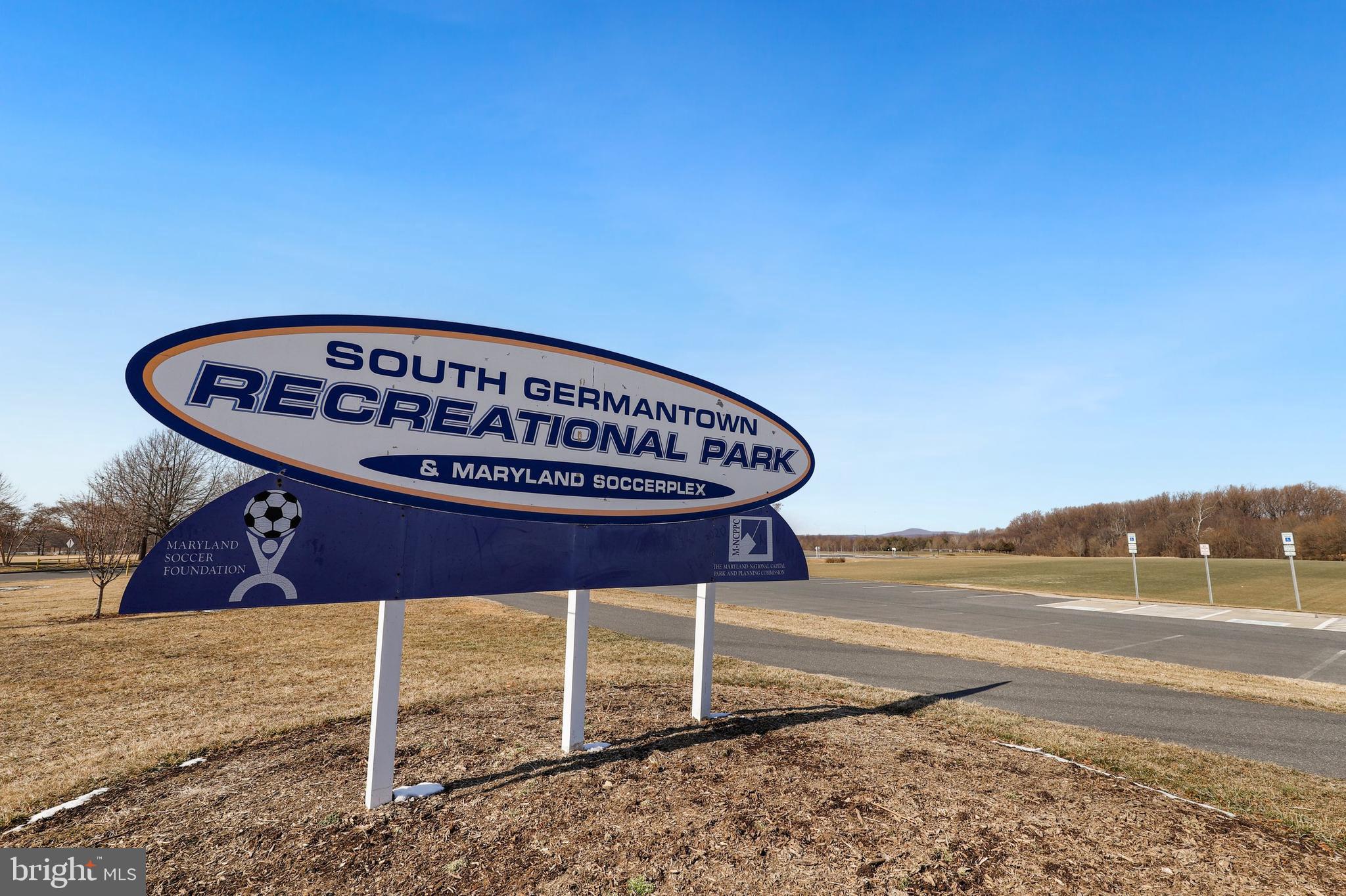 19924 Wyman Way Germantown, MD 20874 - Photo 47 of 47 a view of a balcony with table and chairs