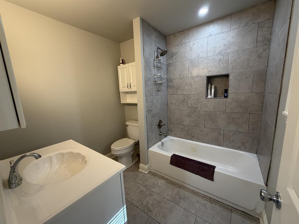 118 Carolyn Street Mansfield, LA 71052 - Photo 13 of 26 a bathroom with a tub and a shower