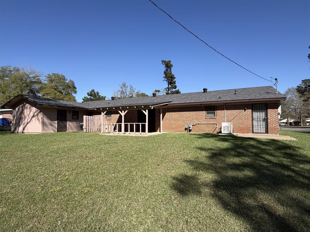 118 Carolyn Street Mansfield, LA 71052 - Photo 5 of 26 front view of house with a yard