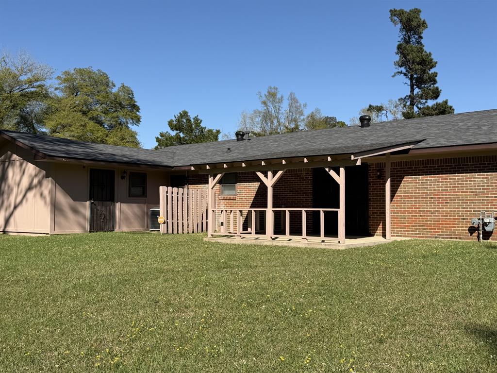 118 Carolyn Street Mansfield, LA 71052 - Photo 6 of 26 a front view of a house with a garden