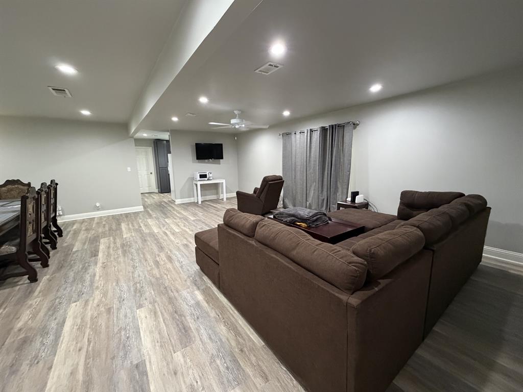 118 Carolyn Street Mansfield, LA 71052 - Photo 10 of 26 a living room with furniture