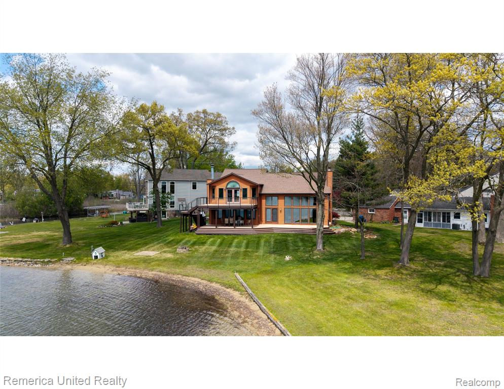 4533 Horseshoe Road Waterford, MI 48328 - Photo 2 of 31