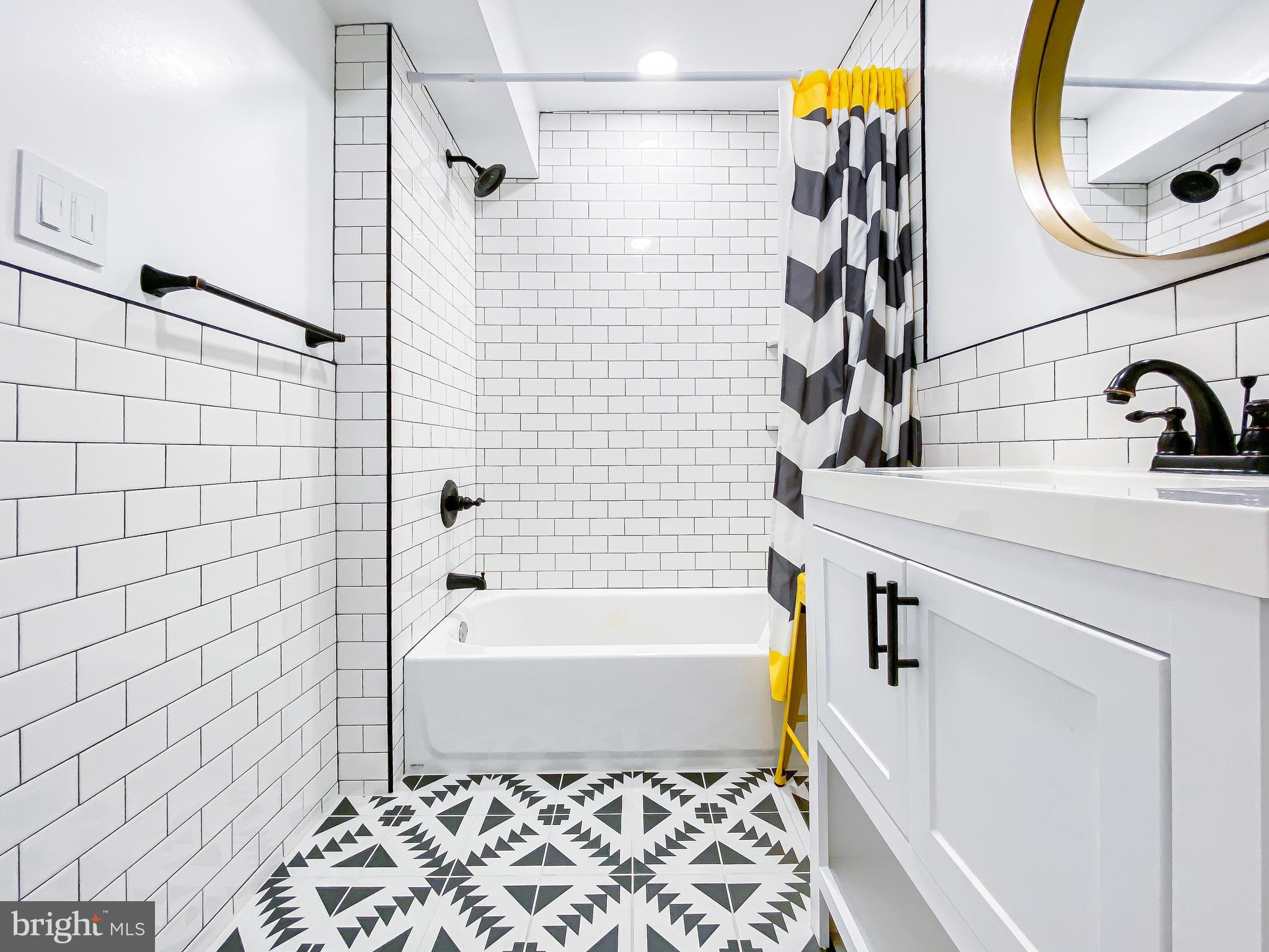 1721 Federal Street Philadelphia, PA 19146 - Photo 26 of 48 Second level full bathroom