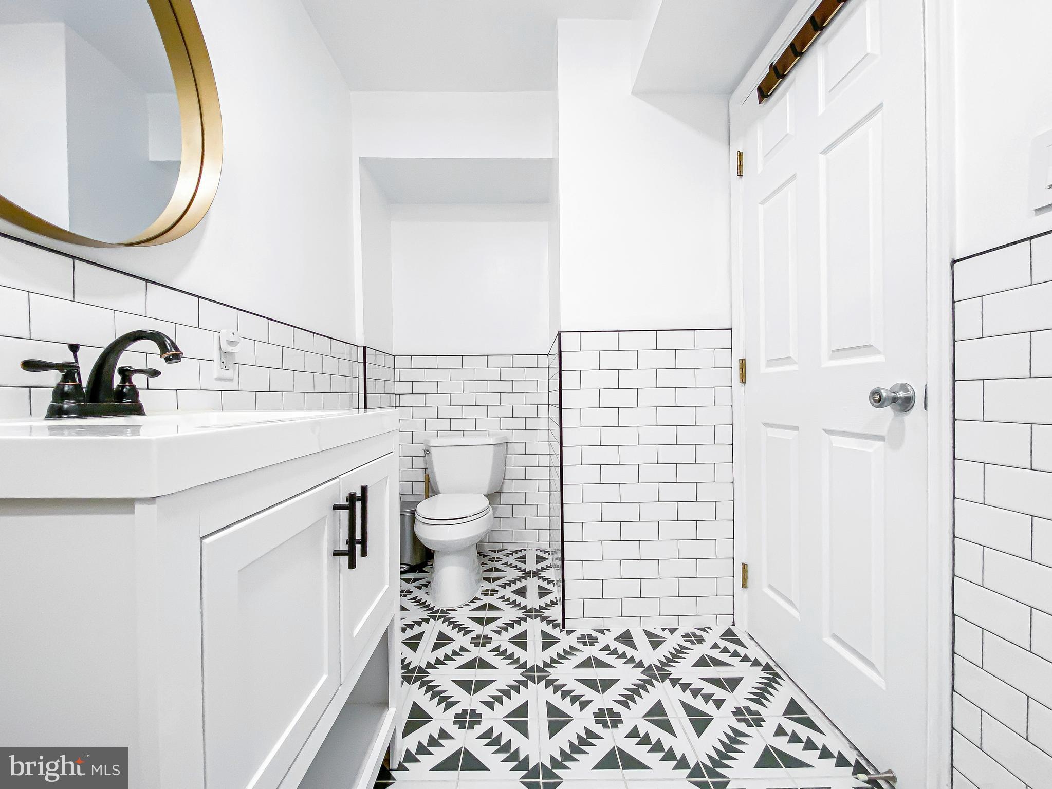1721 Federal Street Philadelphia, PA 19146 - Photo 28 of 48 Second level full bathroom
