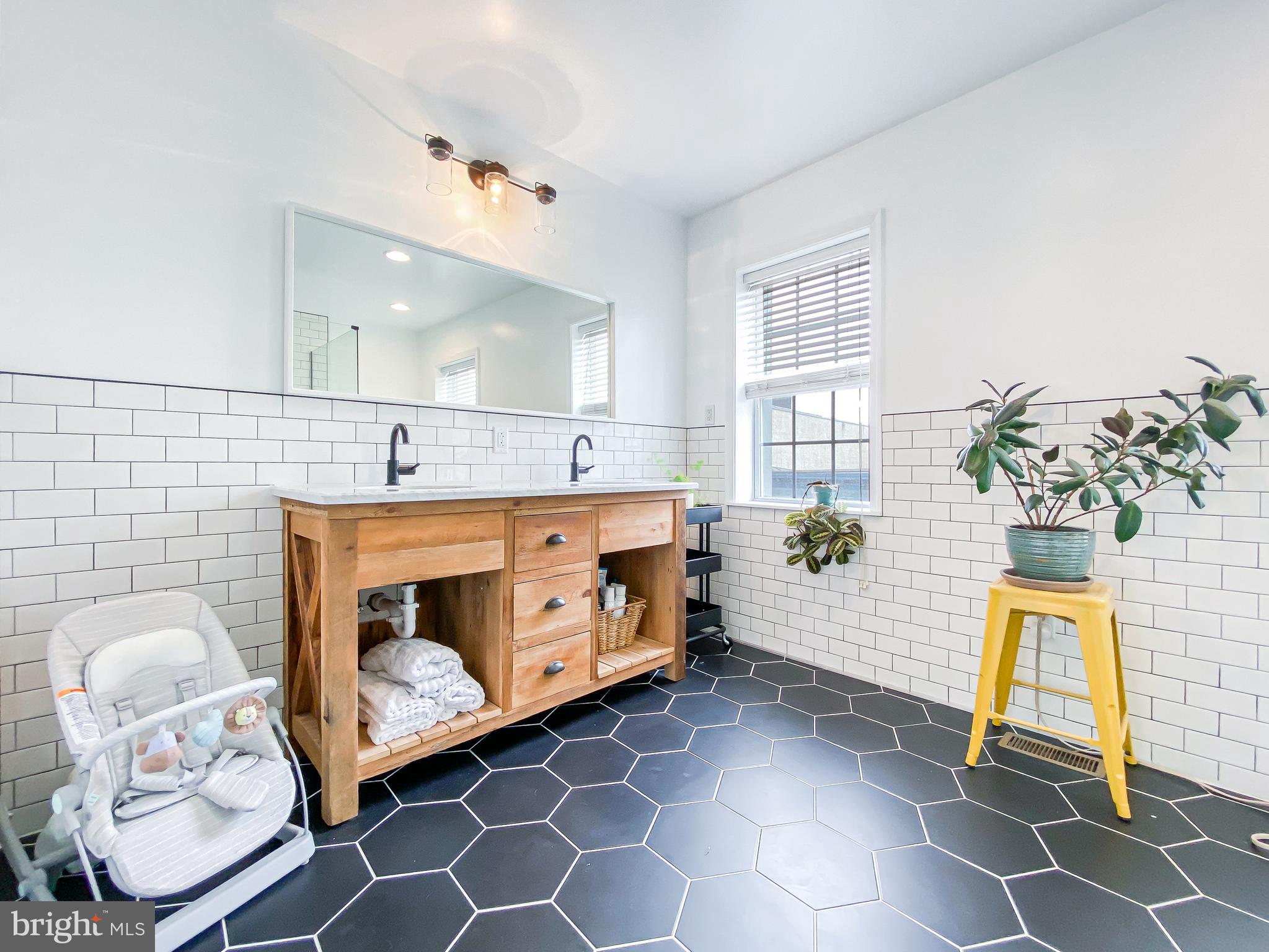 1721 Federal Street Philadelphia, PA 19146 - Photo 36 of 48 Primary bathroom