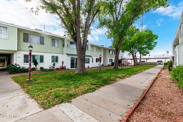 a view of a house with a yard