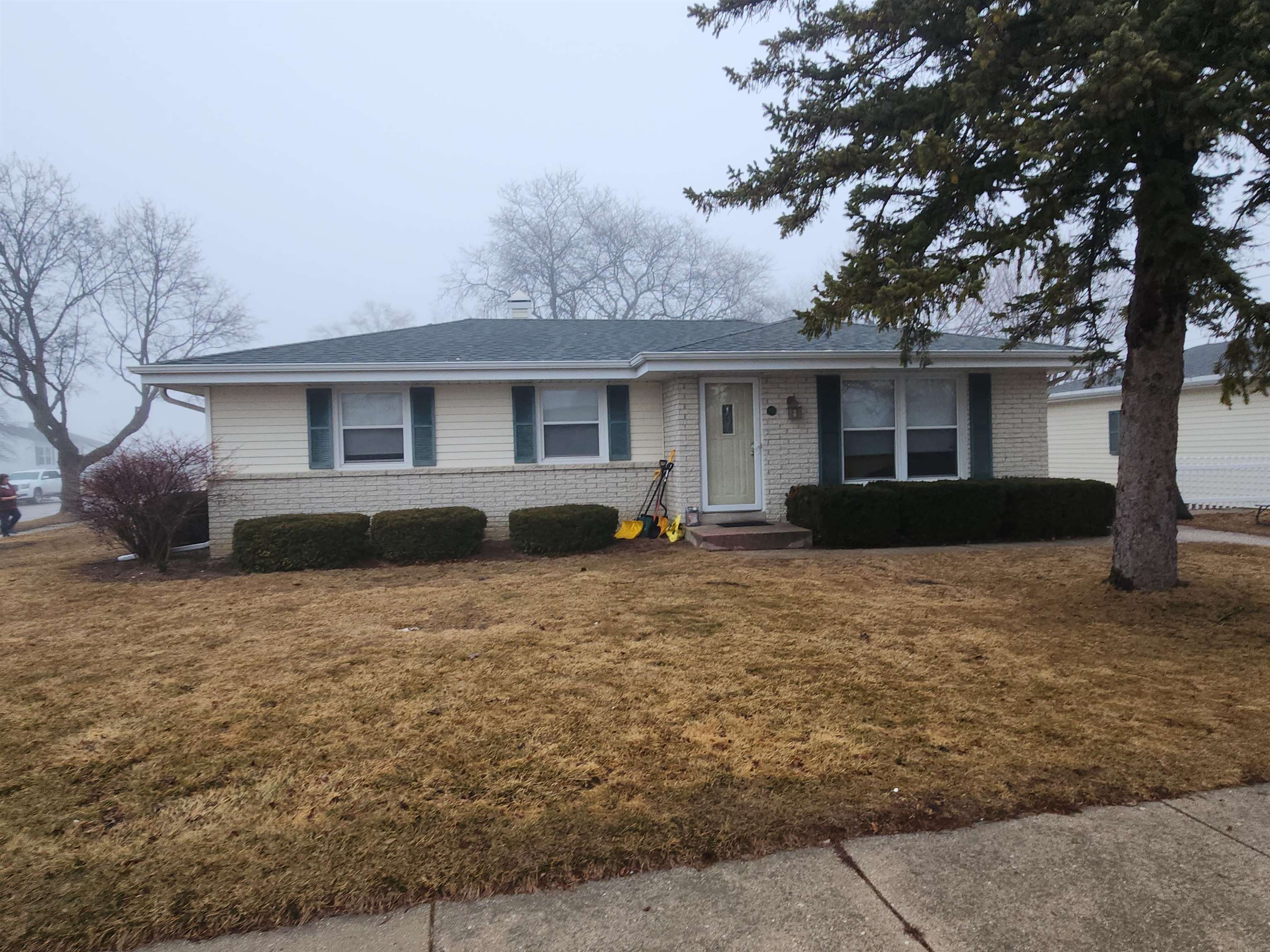 736 Sydney Drive Racine, WI 53402 - Photo 3 of 10