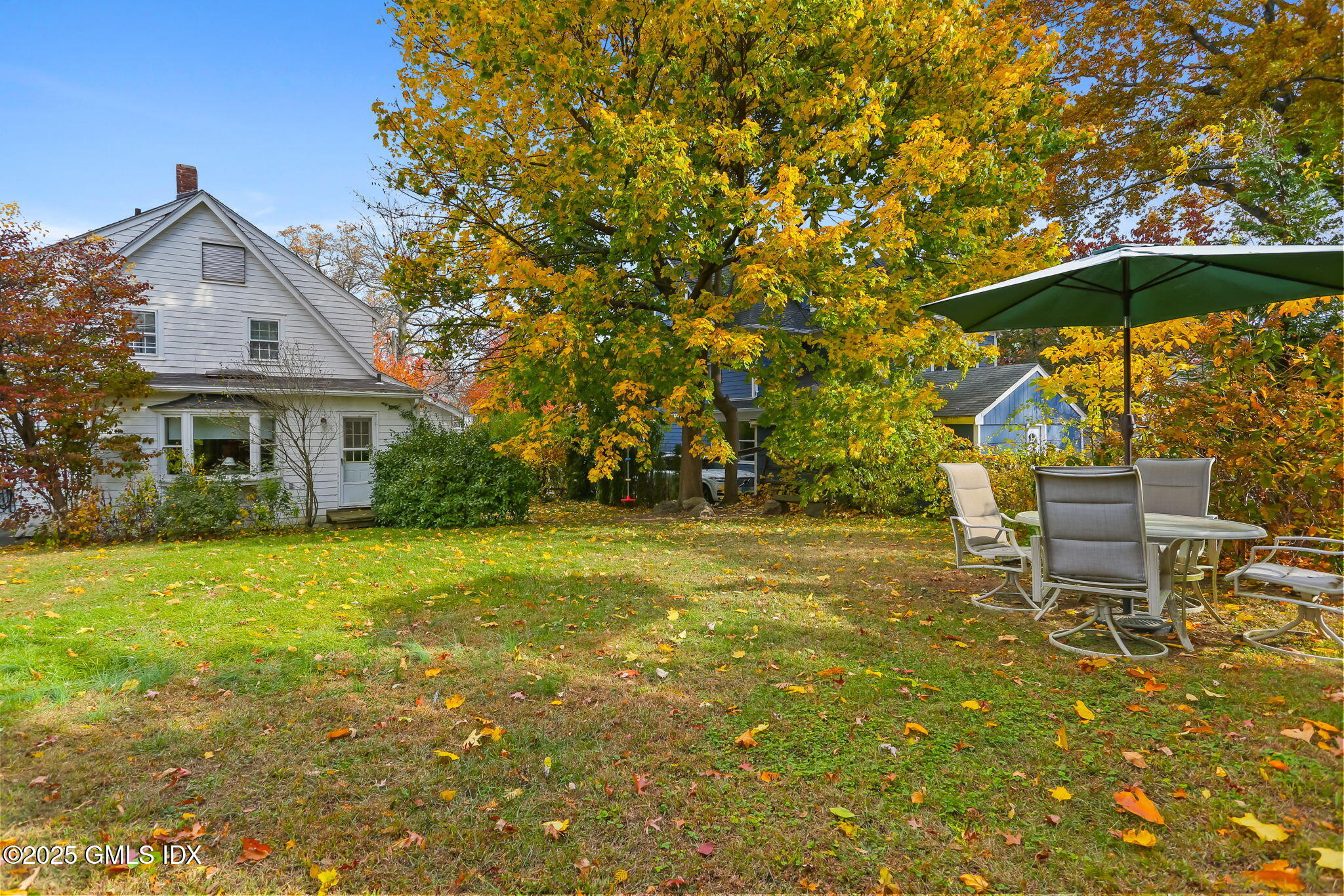 7 Highview Avenue Old Greenwich, CT 06870 - Photo 25 of 28 a backyard of a house with table and chairs
