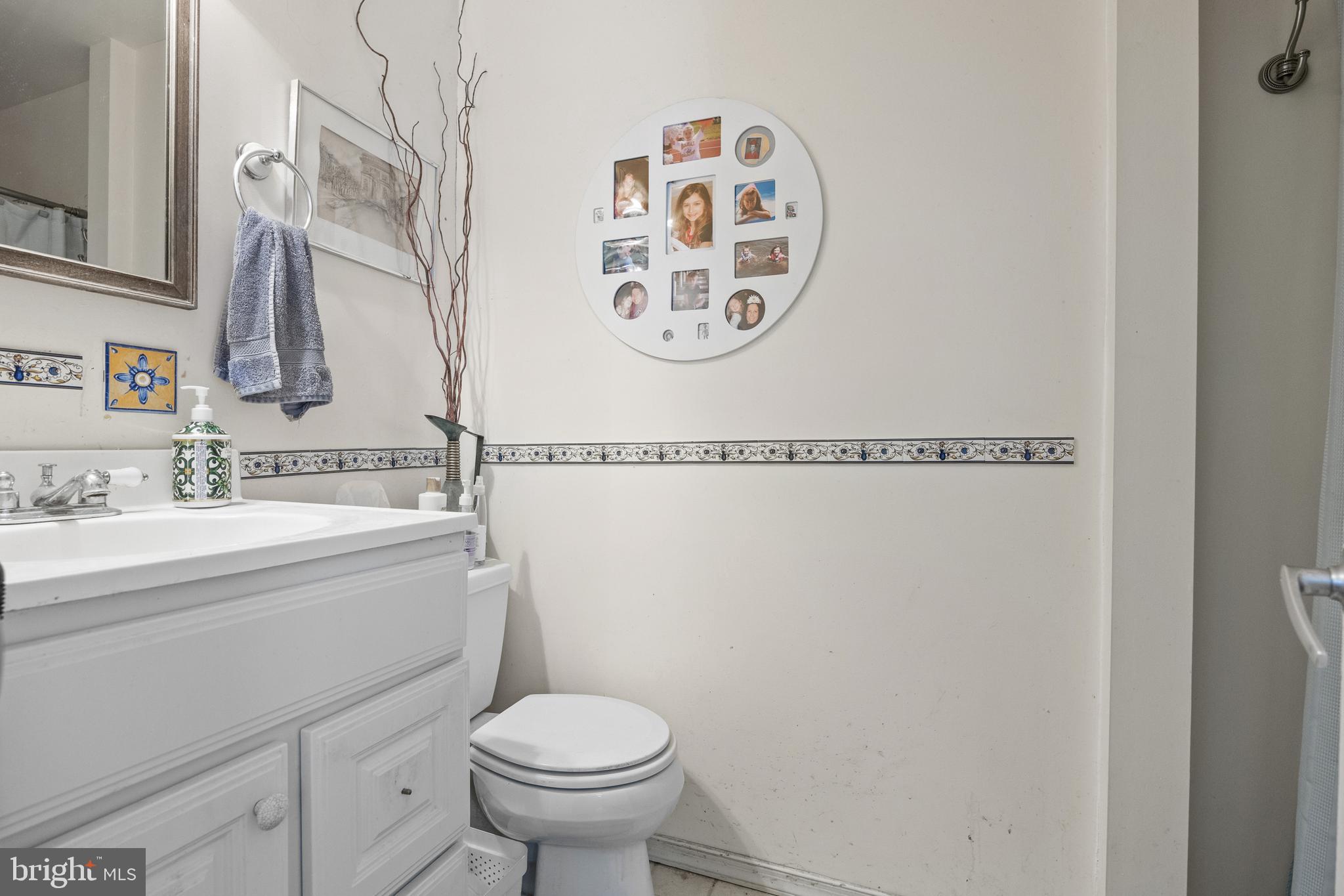 153 Oxford Road Delran, NJ 08075 - Photo 12 of 24 a bathroom with a toilet and a sink