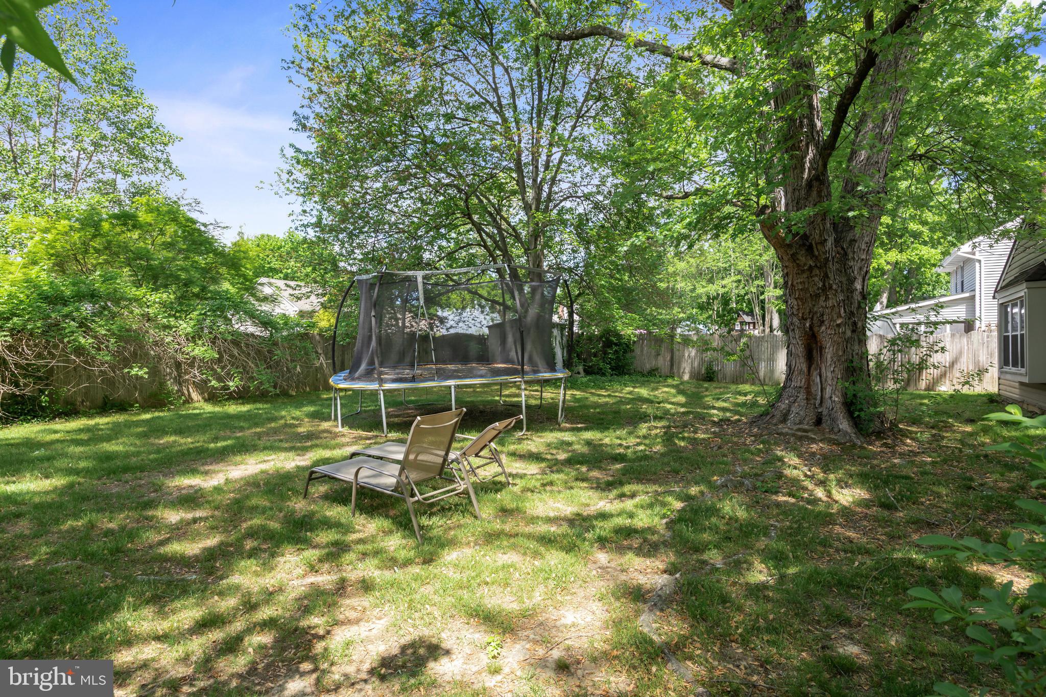 153 Oxford Road Delran, NJ 08075 - Photo 20 of 24 a backyard of a house with table and chairs