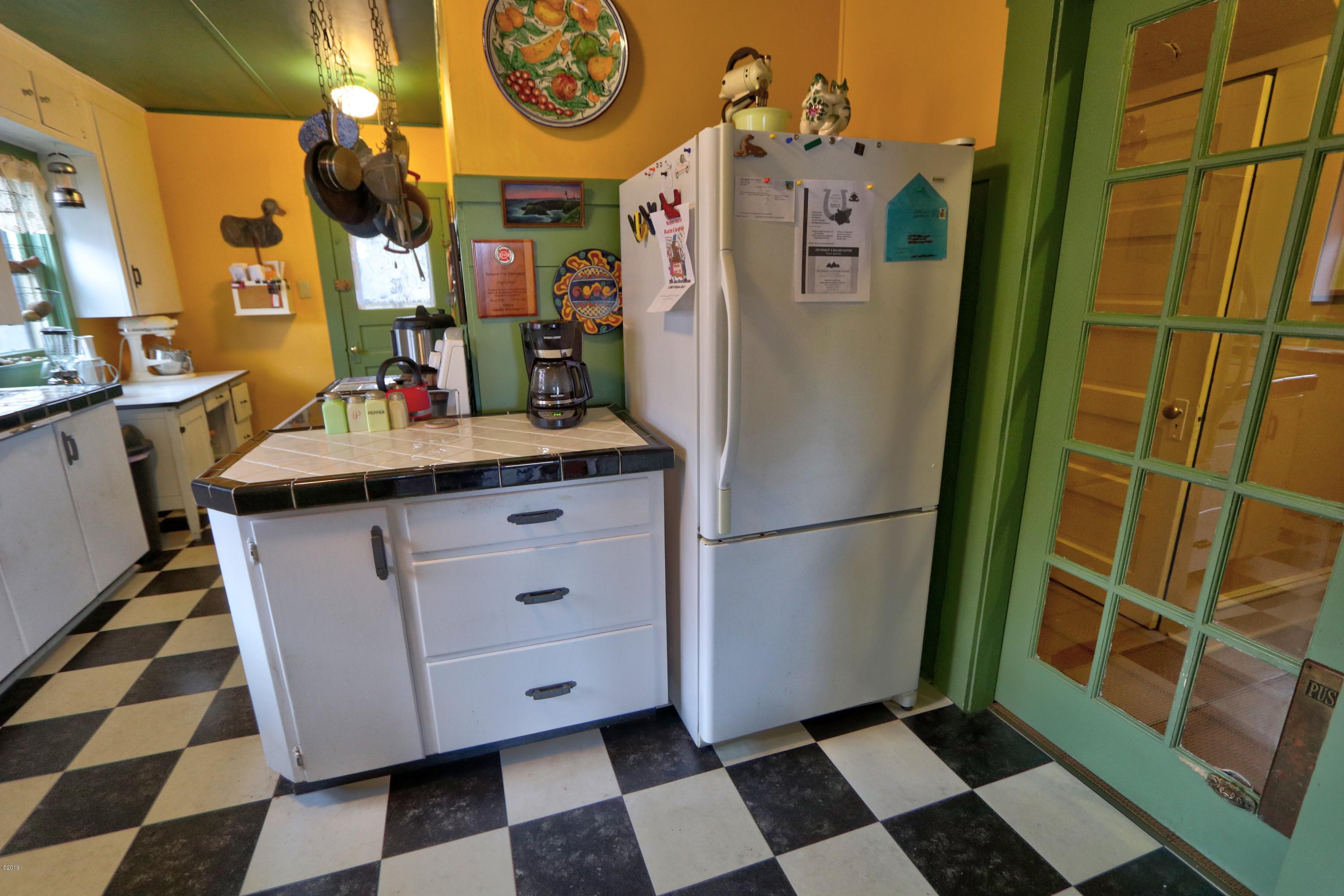 19 Southwest Hurbert Street Newport, OR 97365 - Photo 12 of 51 Kitchen