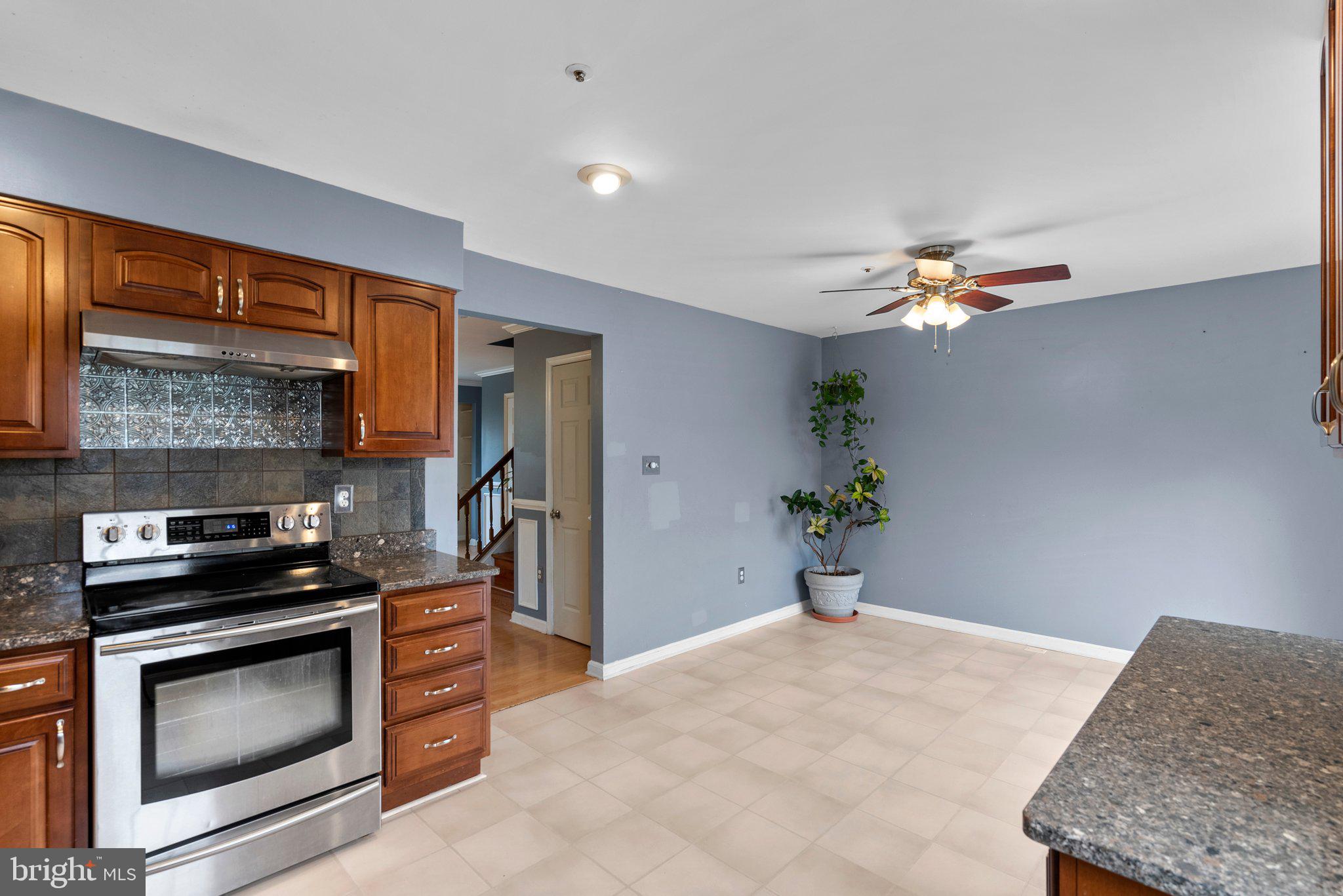 25762 Woodfield Road Damascus, MD 20872 - Photo 12 of 39 Room for Table