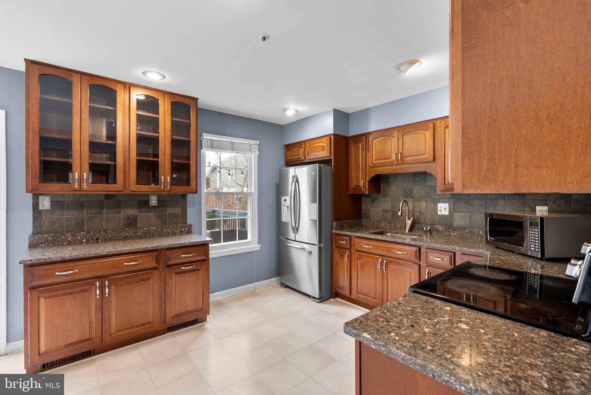 25762 Woodfield Road Damascus, MD 20872 - Photo 8 of 39 Kitchen w/ Granite Countertops