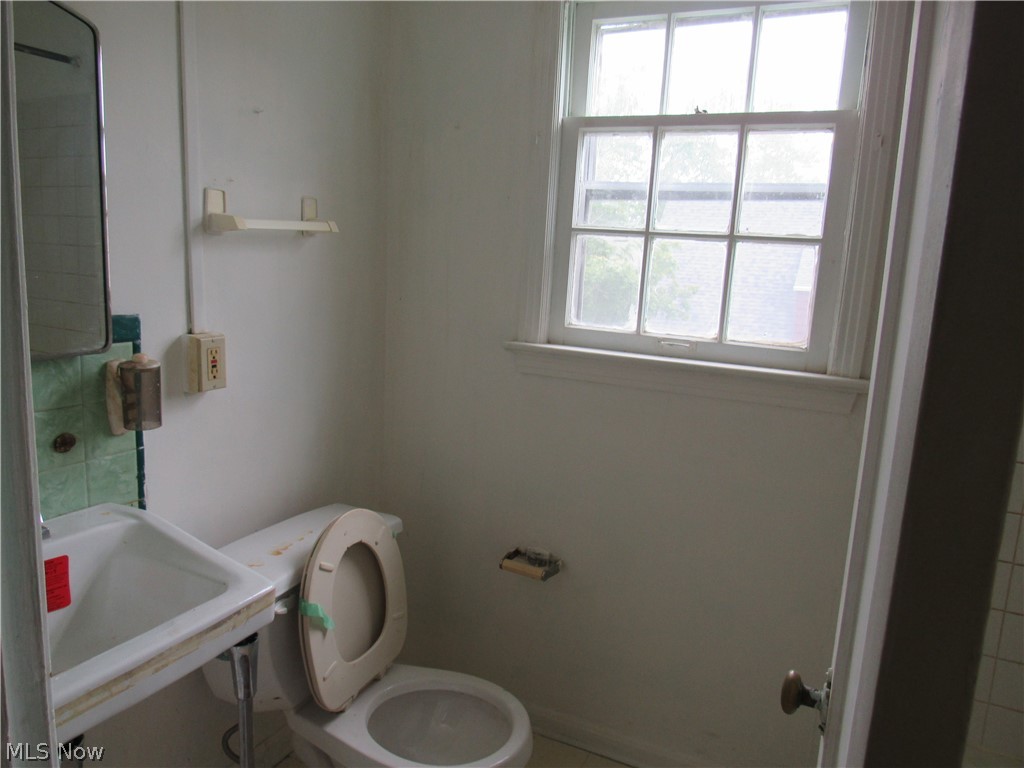 3568 Normandy Road Cleveland, OH 44120 - Photo 5 of 35