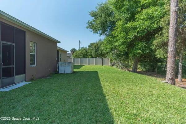 a view of yard with green space