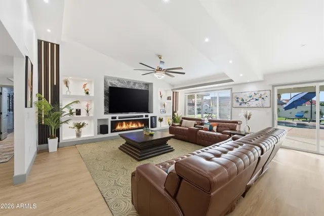 $575,000 | 8043 West Tuckey Lane, Glendale, AZ 85303