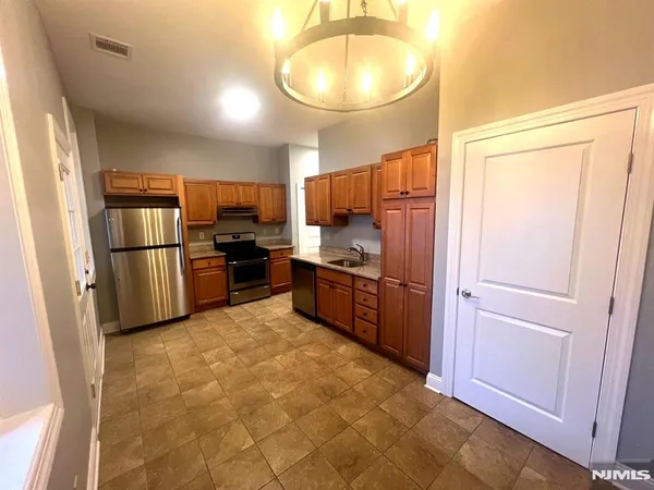 $2,500 | 77-79 Washington Street, Bloomfield, NJ 07003