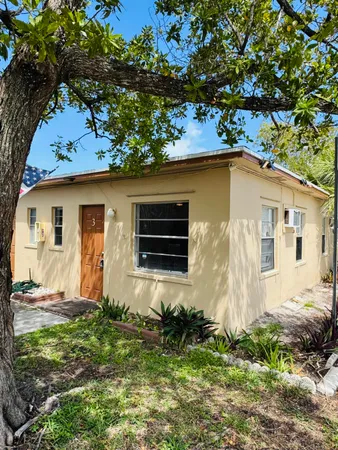 $1,300 | 1101 North Federal Highway, Unit 3, Lake Worth Beach, FL 33460