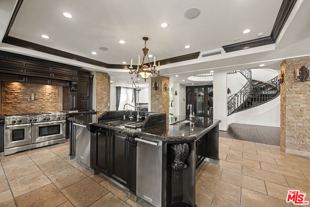 12608 Promontory Road Los Angeles, CA 90049 - Photo 13 of 59