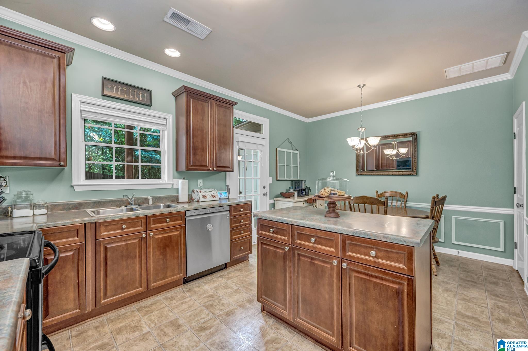 306 Calloway Lane Pelham, AL 35124 - Photo 13 of 38