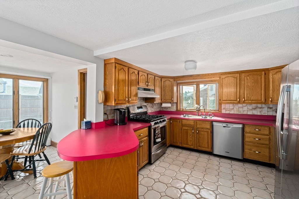 17 Constitution Road Marshfield, MA 02050 - Photo 8 of 42 Gallery Image 8