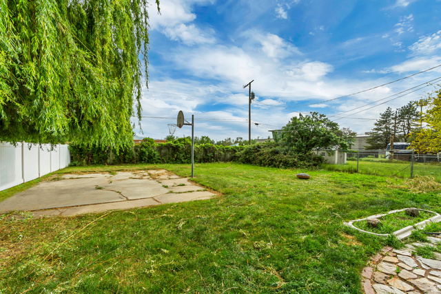 65 West 700 North Bountiful, UT 84010 - Photo 8 of 29 Expansive backyard with a concrete pad and basketball hoop
