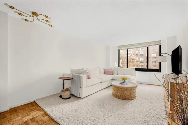 $639,000 | 200 Rector Place, Unit 6V | Battery Park City