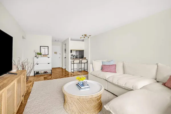 $639,000 | 200 Rector Place, Unit 6V | Battery Park City