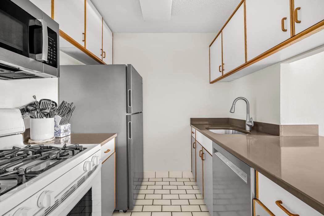 200 Rector Place, Unit 6V Manhattan, NY 10280 - Photo 4 of 17