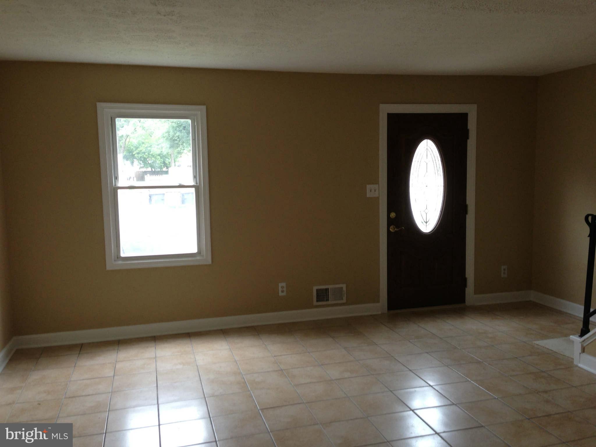 9106 Taney Road Manassas, VA 20110 - Photo 2 of 10 Living Room