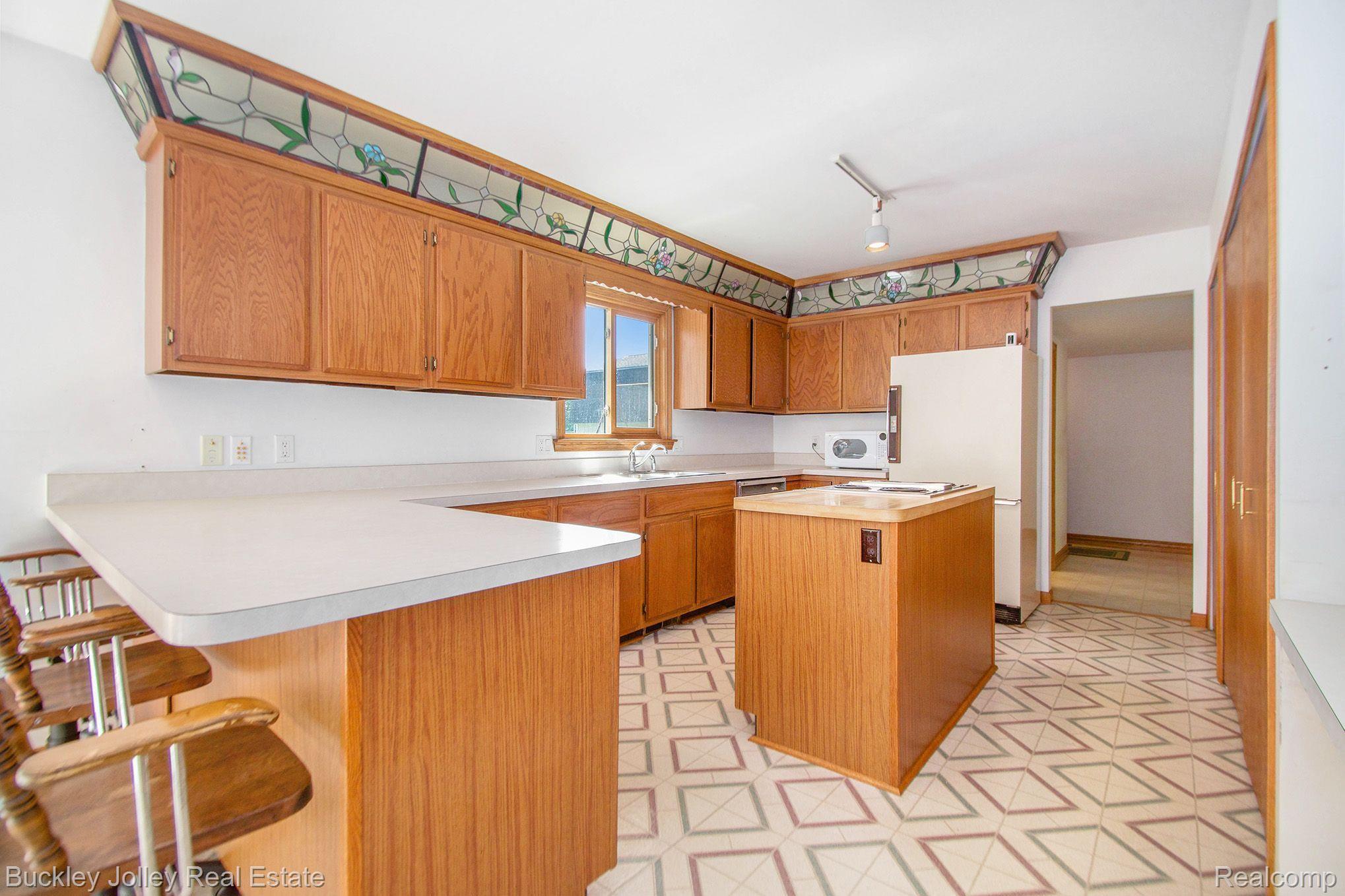 7755 Pettysville Road Pinckney, MI 48169 - Photo 7 of 21 Breakfast Bar in Kitchen