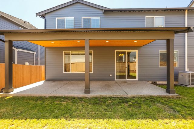 a view of a house with backyard
