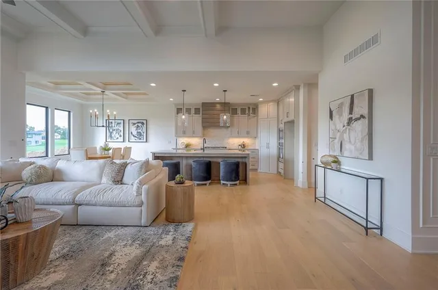 $1,095,000 | 565 South Shore Drive, Lake Winnebago, MO 64034