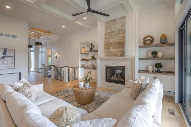 $1,095,000 | 565 South Shore Drive, Lake Winnebago, MO 64034