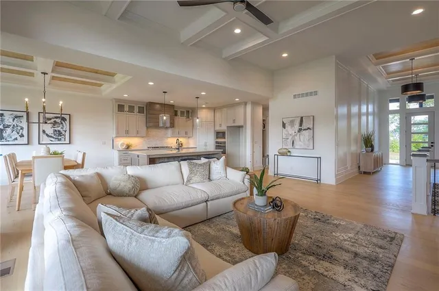 $1,095,000 | 565 South Shore Drive, Lake Winnebago, MO 64034